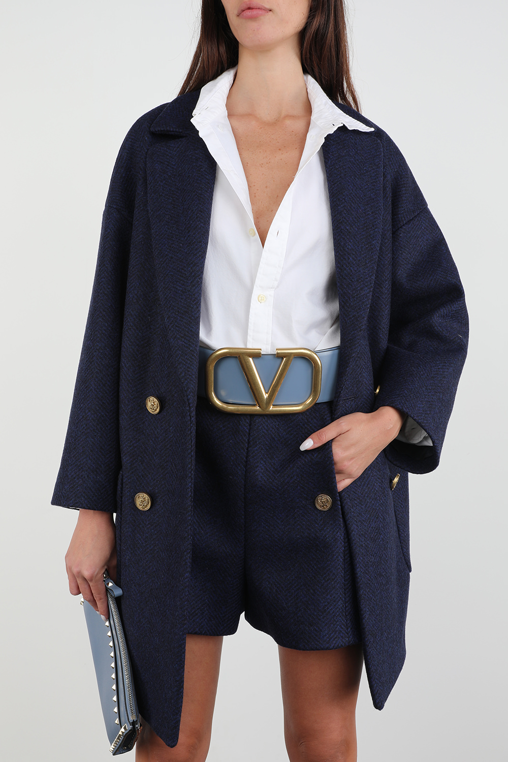 חגורת עור בגוון תכלת עם אבזם לוגומאני